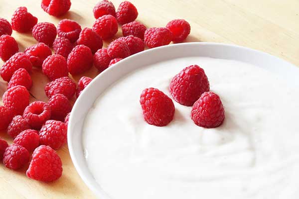 can dogs eat raspberry greek yogurt?