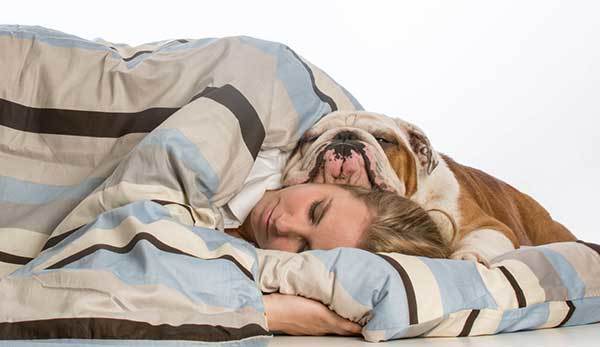 women sleeping with her dog